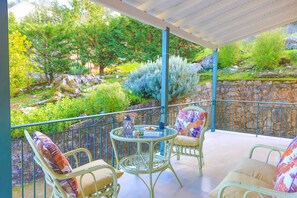 Outdoor dining - Villa Valentina: A charming villa with pool, walk to beach, WiFi (Saint Spyridon)