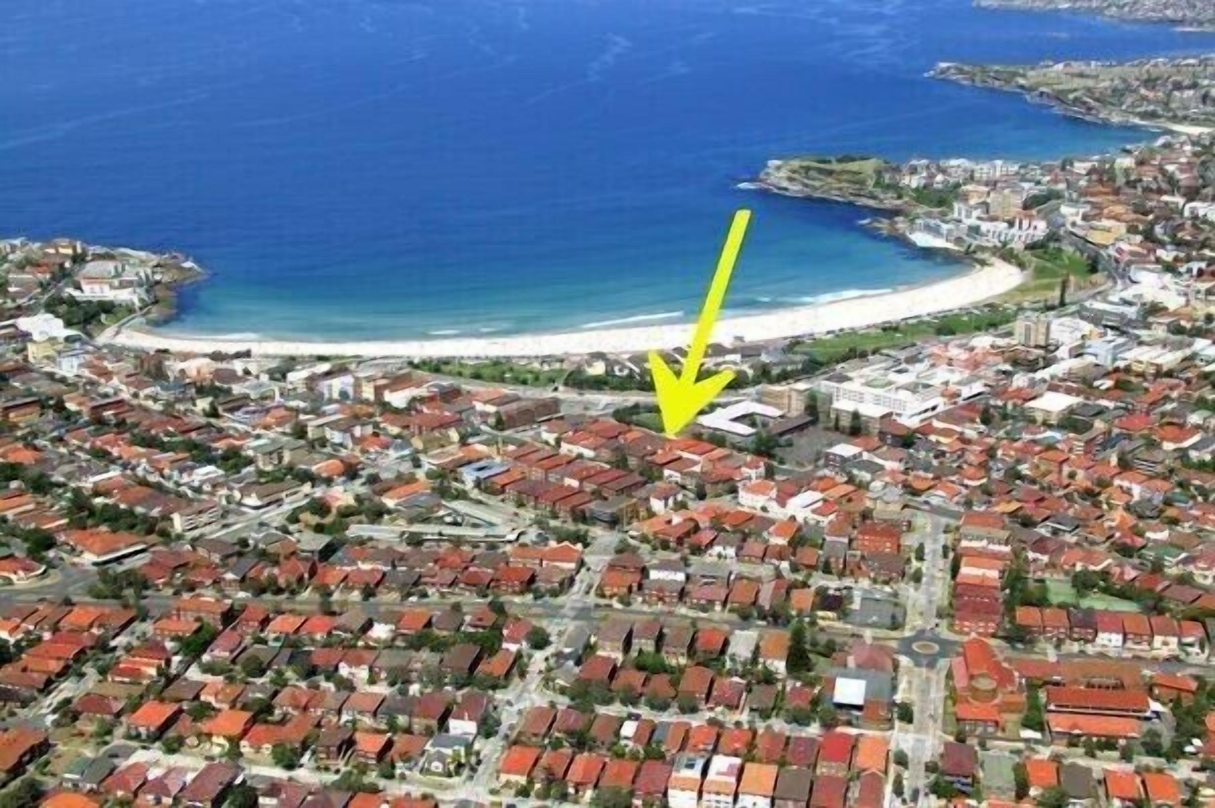 Stylish Bondi Beach pad moments from sand & surf — image 3