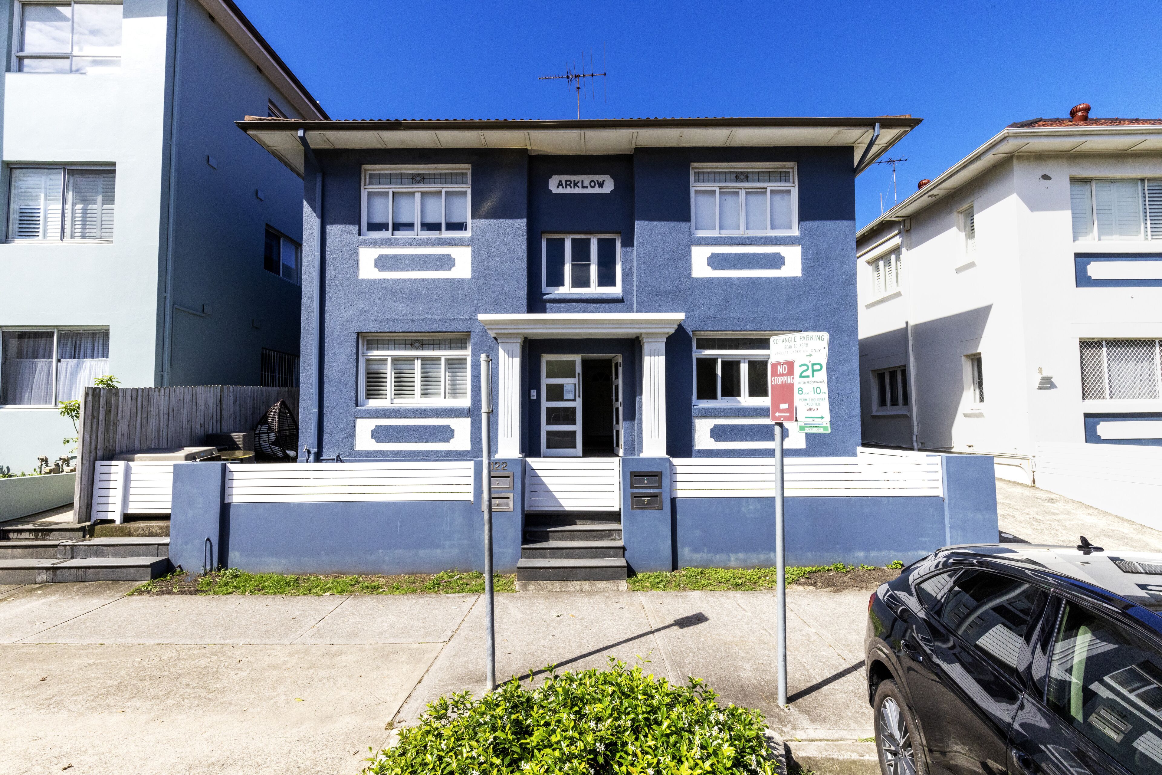 Stylish Bondi Beach pad moments from sand & surf — image 17