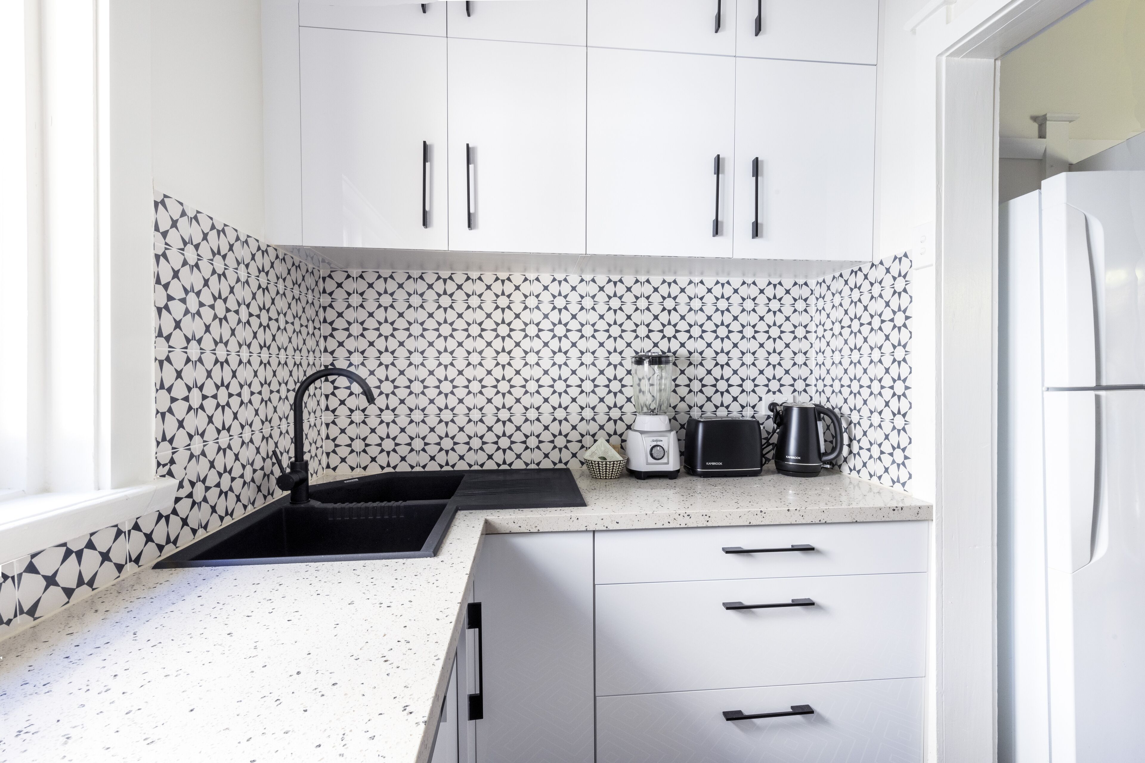 Stylish Bondi Beach pad moments from sand & surf — image 14