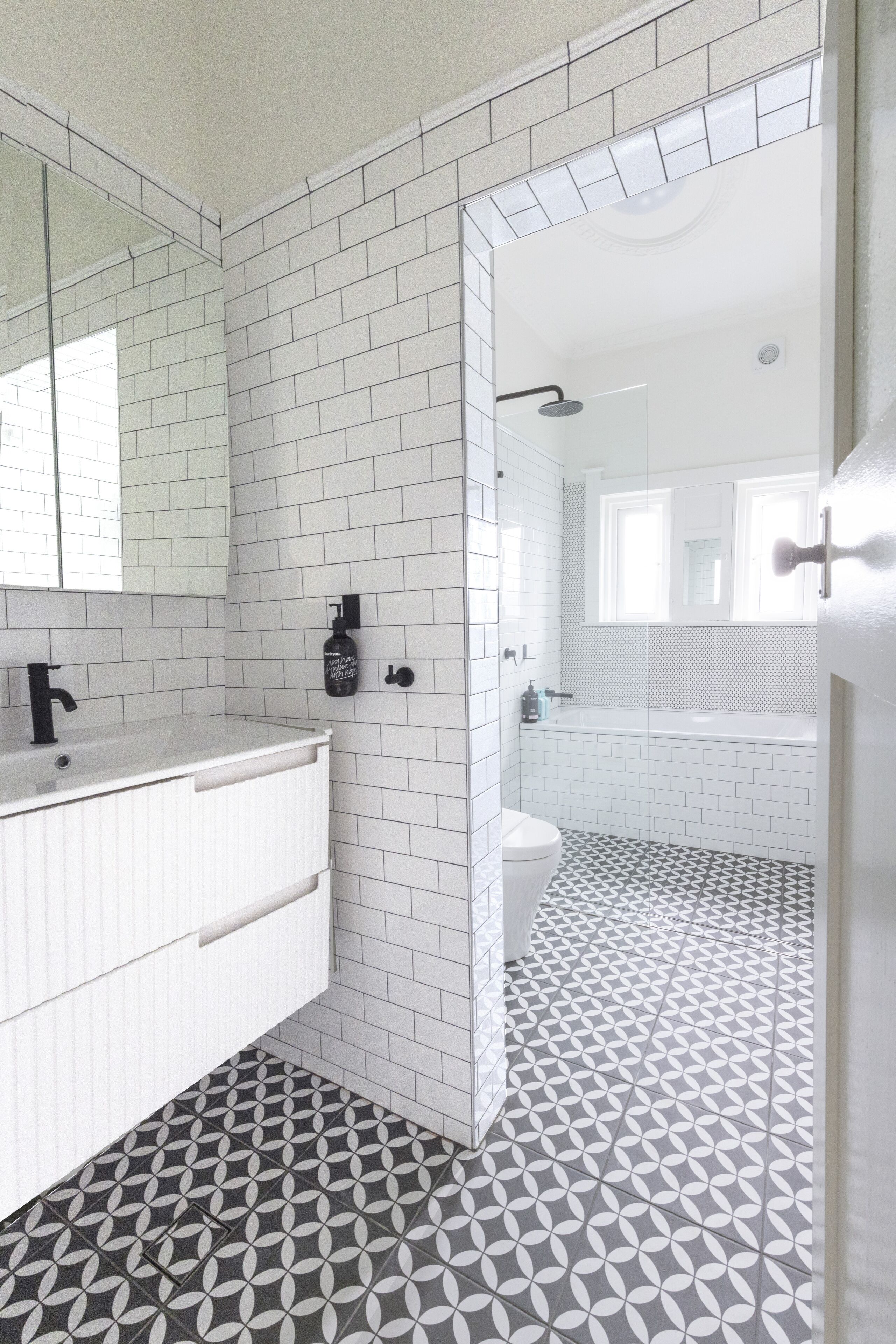 Stylish Bondi Beach pad moments from sand & surf — image 8