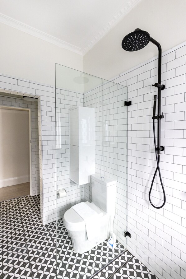 Bathtub, hair dryer, towels, soap - Stylish Bondi Beach pad moments from sand & surf (Bondi Beach)