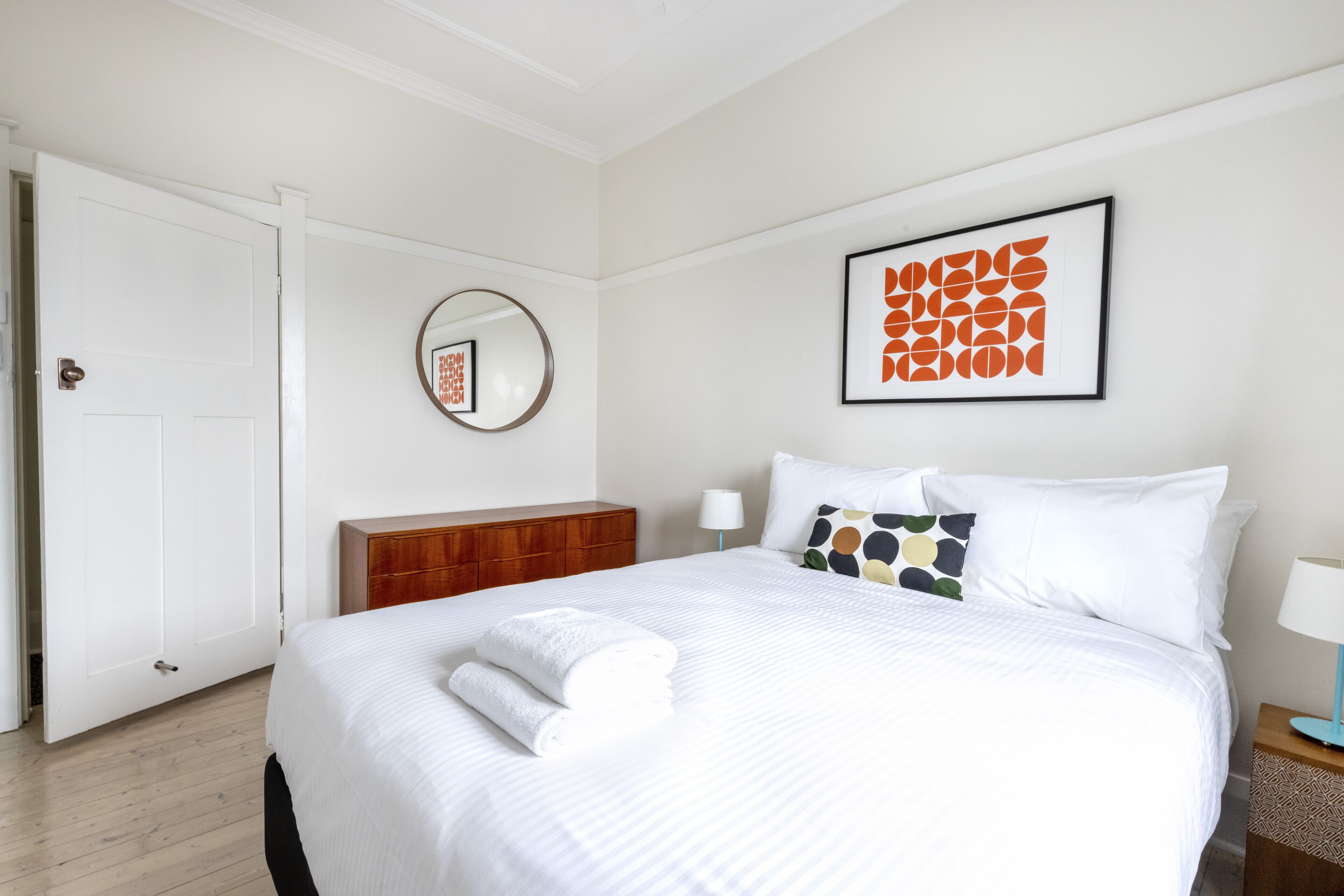 Stylish Bondi Beach pad moments from sand & surf — image 9