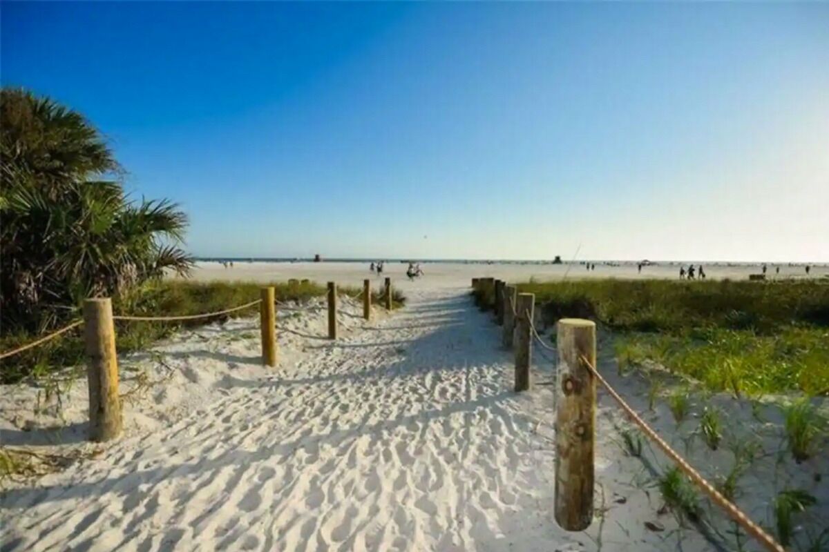 Beach nearby, sun loungers, beach towels