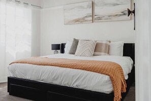 4 Schlafzimmer, Schreibtisch, Bügeleisen/Bügelbrett, Reisekinderbett