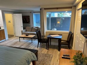 2 bedrooms, desk, iron/ironing board, WiFi