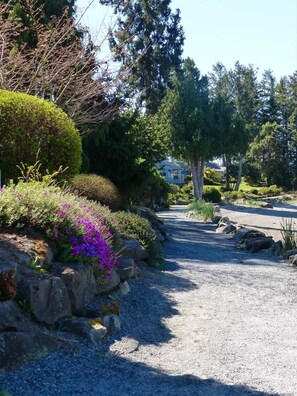 Property grounds - West Coast Oasis ★ Oceanside ★ Full Kitchen ★ 2BD (Nanoose Bay)