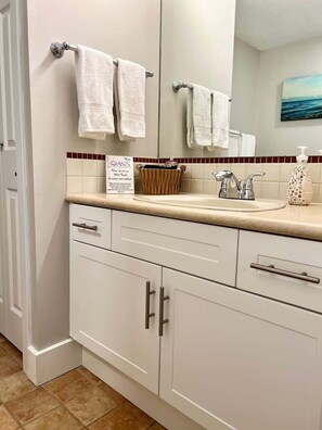 Combined shower/bathtub, hair dryer, towels