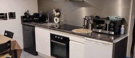 Réfrigérateur, micro-ondes, four, plaque de cuisson