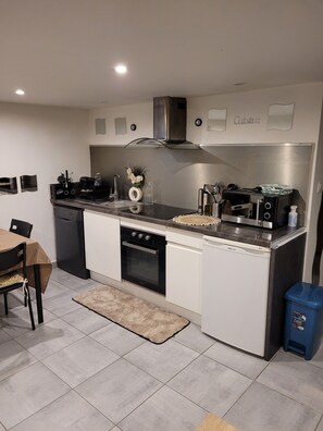 Réfrigérateur, micro-ondes, four, plaque de cuisson