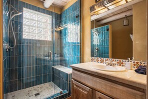 Dusche, Haartrockner, Shampoo