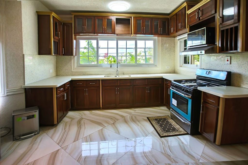 Køleskab, ovn, kogeplade, kaffe-/temaskine