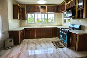 Refrigerador, horno, parrilla de estufa y cafetera y tetera