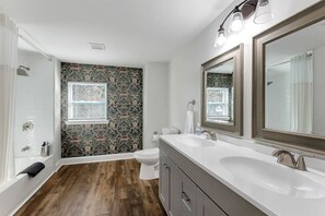 Hair dryer, towels, soap, shampoo - Family - Friendly Norfolk Stay - Fenced Yard & Patio (Norfolk)