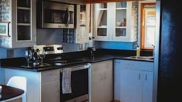 Refrigerador, microondas, cafetera/tetera, utensilios de cocina