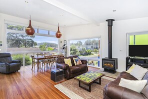 Smart TV, fireplace, books - Narrawallee Beach. A family sized three bedroom Beach House by the Beach. (Narrawallee Beach)