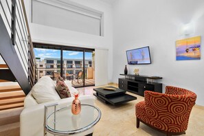 TV - 3BR 3BA Duplex w/ Amazing Views, Pool & Amenities (Noord)