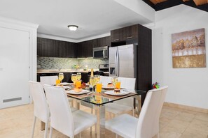 Dining - 3BR 3BA Duplex w/ Amazing Views, Pool & Amenities (Noord)