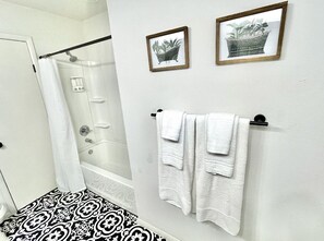 Combined shower/tub, hair dryer, towels, soap - Relaxing, Spacious, Quiet, Ranch-style Getaway (Springdale)