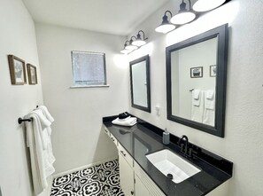 淋浴/盆浴组合、吹风机、毛巾、肥皂