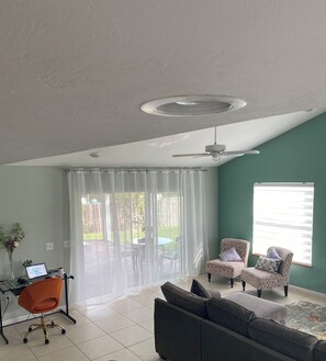 Smart TV, fireplace, DVD player, books - Beautiful Naples Home at an Amazing Location!!! (Naples)