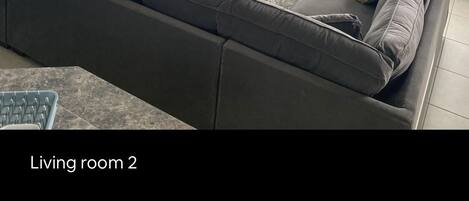 Una Smart TV, una chimenea, un reproductor de DVD, libros