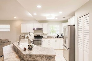 冰箱、微波炉、烤箱、炉灶