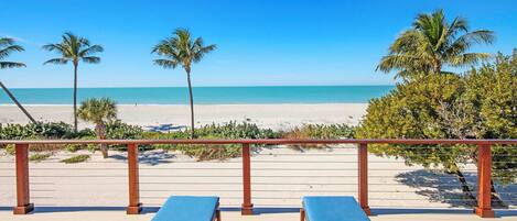 Ubicación cercana a la playa y sombrillas