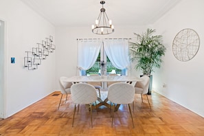 Dining - Unique 3bd Villa / 7 Seats hot tub / Sleeps 8 (Miami)