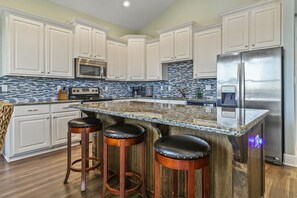 冷蔵庫、電子レンジ、オーブン、コンロ