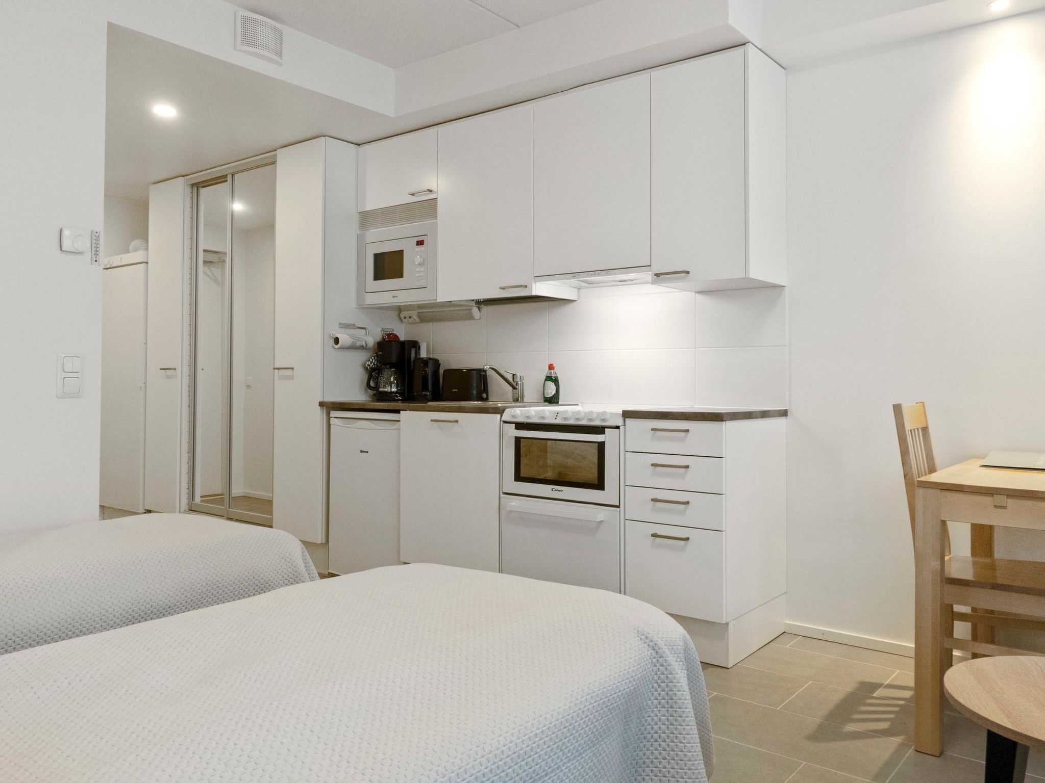 Refrigerador, microondas, lavavajillas y utensilios de cocina 