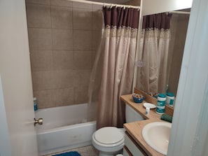 淋浴/盆浴组合、毛巾、肥皂、洗发水