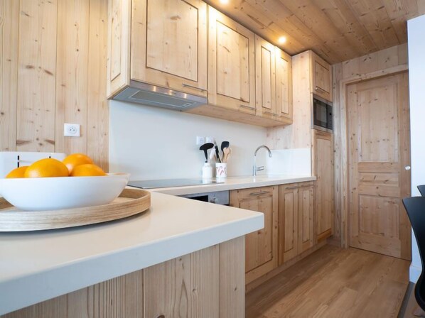 Een koelkast, een microgolfoven, een oven, een vaatwasser