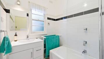 Combined shower/bathtub