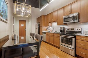 Kühlschrank, Esstisch