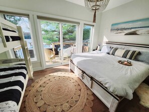 4 slaapkamers, een bureau, een strijkplank/strijkijzer, reisbedje