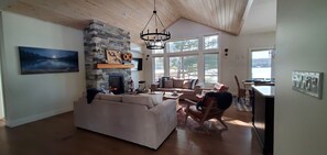 Smart TV, fireplace, books - Escape to Muskoka Waterfront Cottage - Hot Tub & Private Beach!! (Parry Sound)