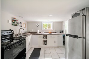 Geladeira, micro-ondas, fogão, cooktop