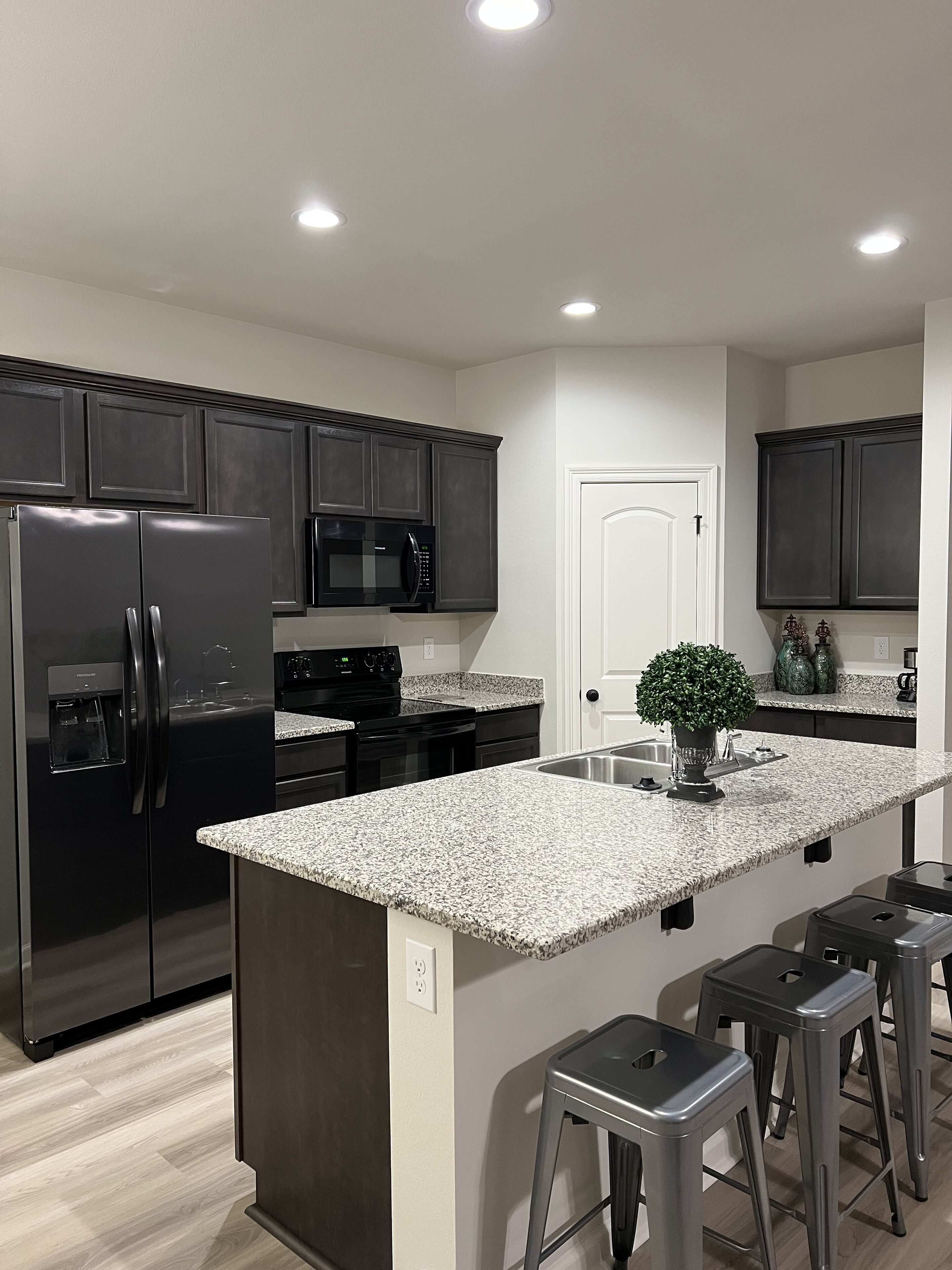 Jääkaappi, mikroaaltouuni, uuni, liesi