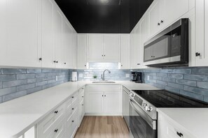 Refrigerador, microondas, horno y parrilla de estufa 