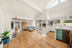 Living area - Havana Paradise (Mount Eliza)