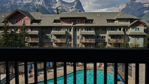Een hotel met zwembad en uitzicht op de bergen.