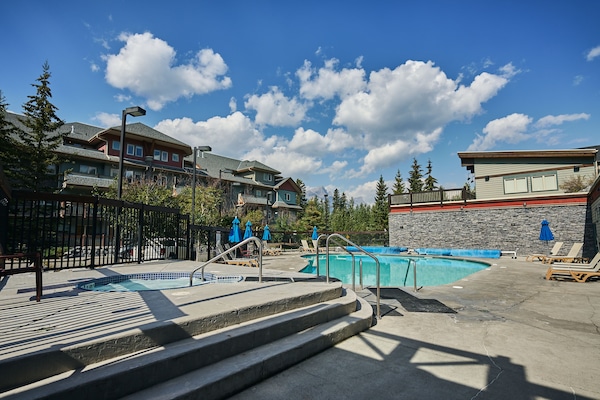 Een buitenzwembad en een verwarmd zwembad