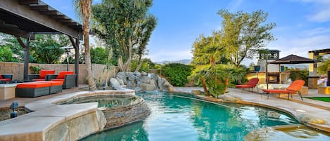 Alberca al aire libre y alberca climatizada