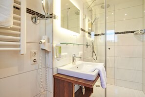 Dusche, Haartrockner, Handtücher