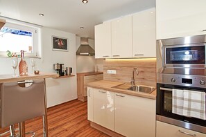 Kühlschrank, Mikrowelle, Ofen, Herdplatte