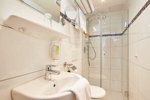 Dusche, Haartrockner, Handtücher