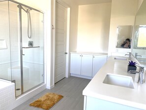 Tina con regadera, secadora de cabello, toallas, jabón 