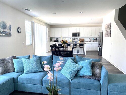 North LA Spacious/Family-Friendly New Home with 5 Bedrooms, 3 Baths, 6 Beds