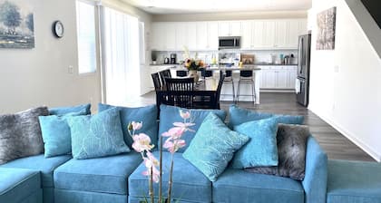 North LA Spacious/Family-Friendly New Home with 5 Bedrooms, 3 Baths, 6 Beds